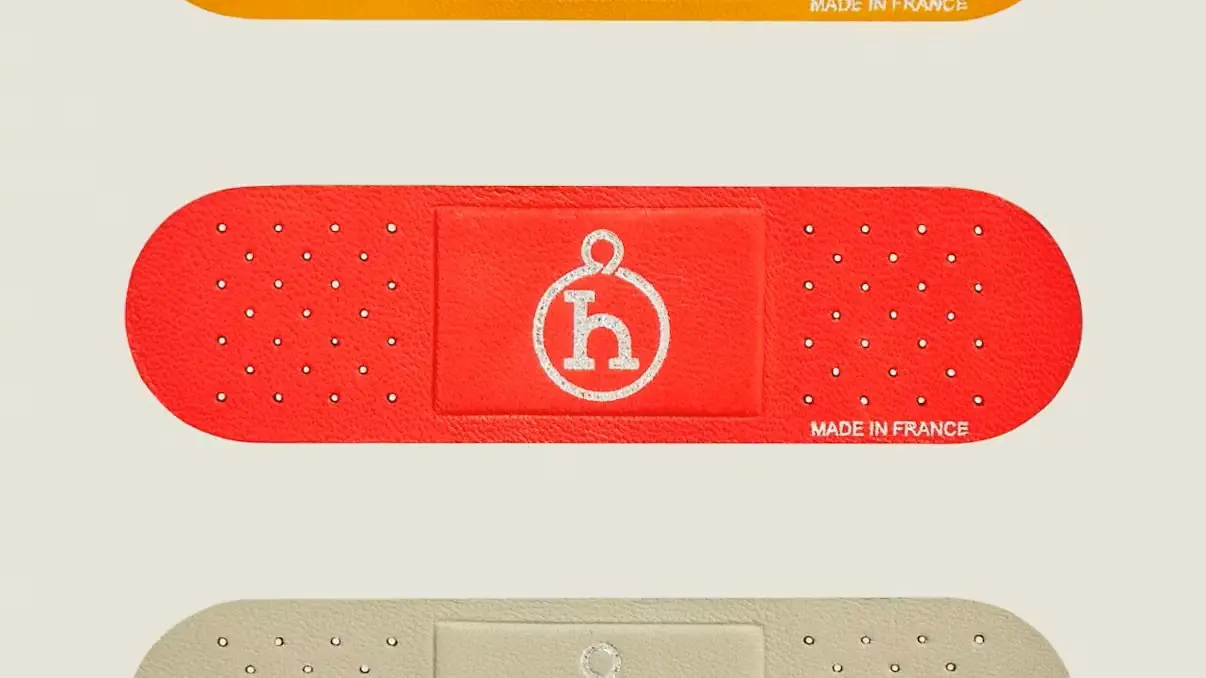 Роскошь без смысла: "пластырь" Hermès за 200 евро вызвал бурю насмешек и обсуждений в сети